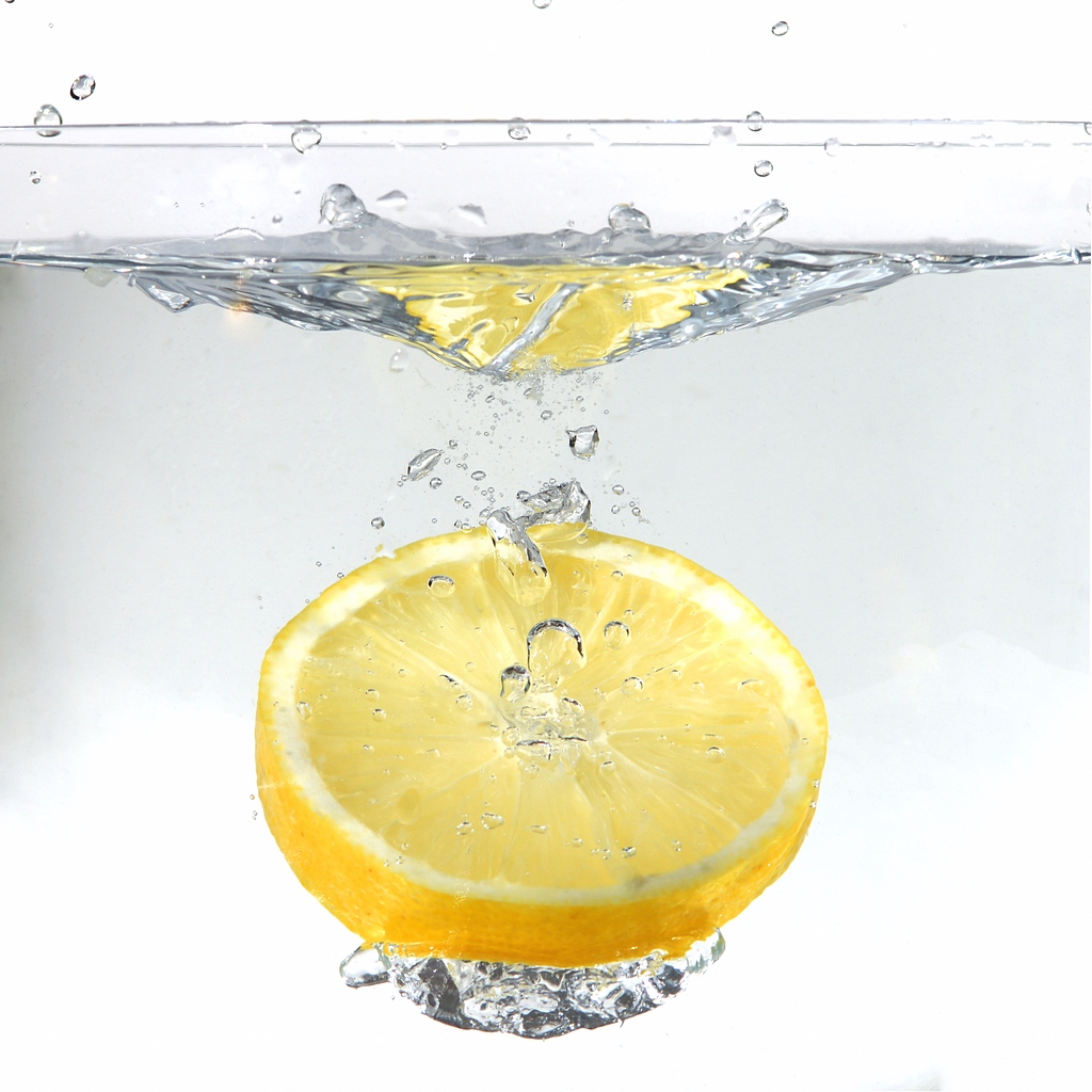 water with lemon
