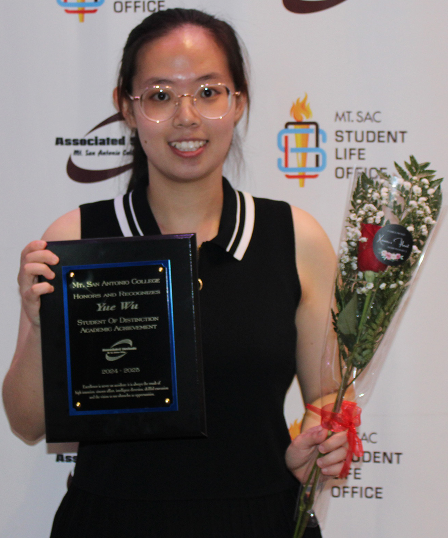 Student Yue Wu receives an award.