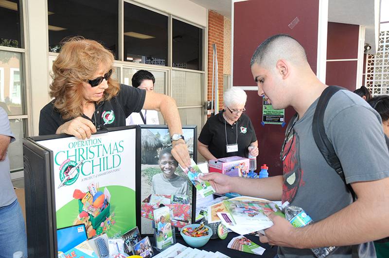 Student speak with vendor at the Volunteer fair