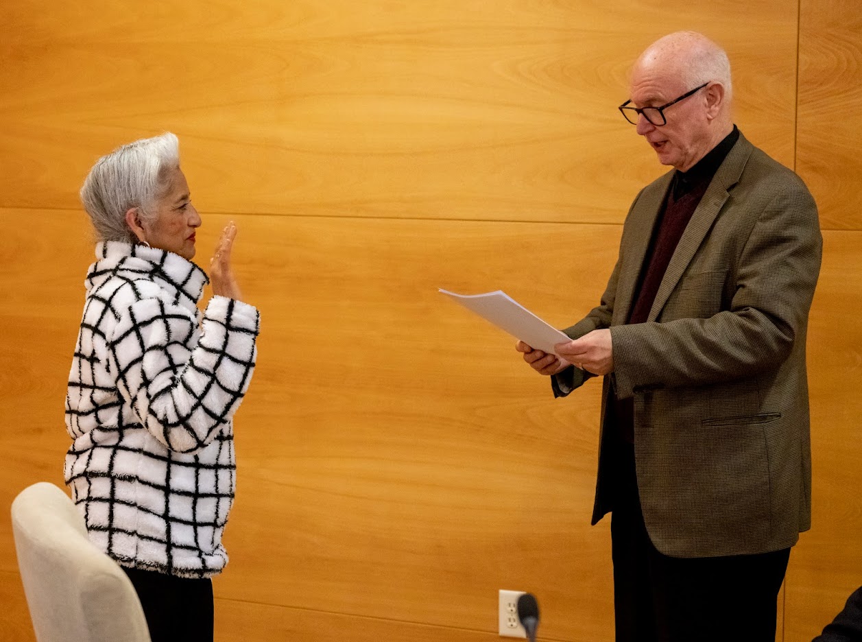 Trustee Laura Santos gets sworn in