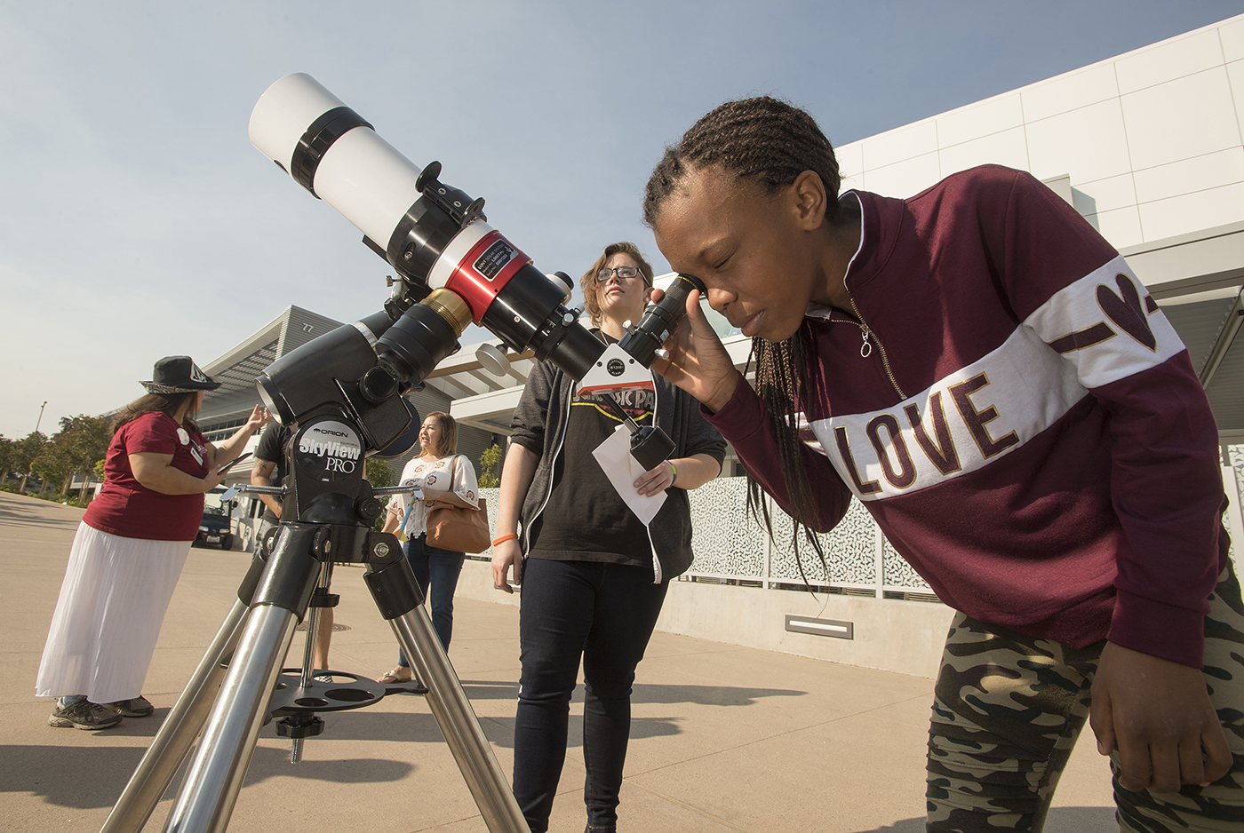 Mt. SAC students looking through a telescope.
