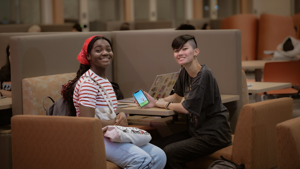 Araba Midley(L) and Sam Lim (R) sit in the Student Center