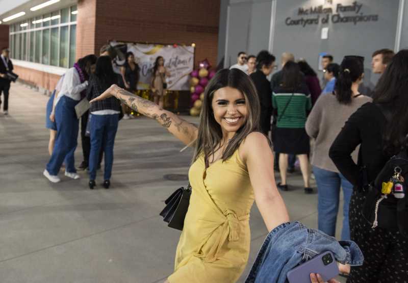 Woman poses in line at the step-&-repeat